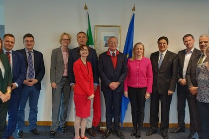 A delegation led by the Ambassador of the European Union in London held a meeting to exchange information and launch joint initiatives with the Consuls general in Edinburgh.